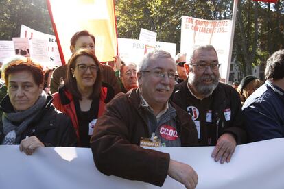 Los lideres de los sindicatos Toxo y Méndez en la manifestación, tras ellos Soraya Rodriguez diputada del PSOE.