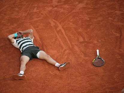 Alcaraz, en la tierra de Roland Garros tras el punto decisivo.