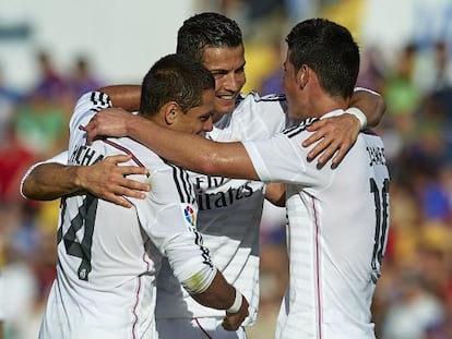 Chicharito, Cristiano y James celebran un gol.