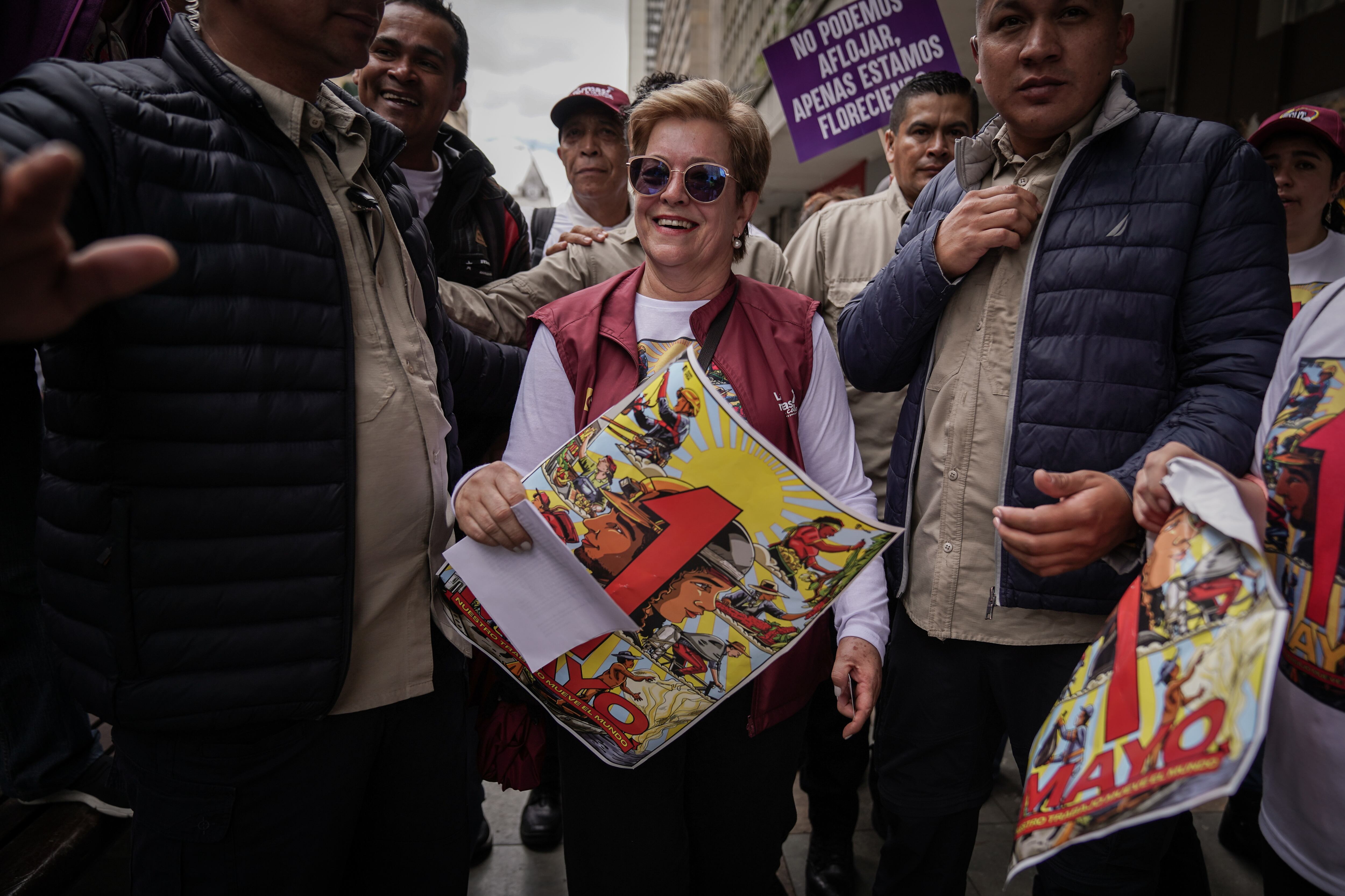 La ministra Gloria Inés Ramírez marcha entre sus escoltas por el Día del Trabajo.