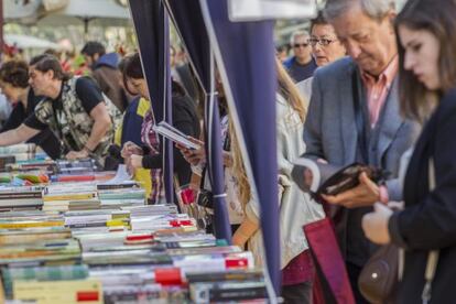 Lectors buscant els seus llibres per obtenir una signatura a Sant Jordi 2014.