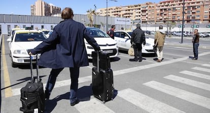 Un viajero, reci&eacute;n llegado de Madrid con el AVE, en la parada de taxis de la estaci&oacute;n de Alicante