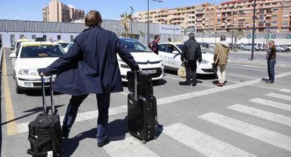 Un viajero, recién llegado de Madrid con el AVE, en la parada de taxis de la estación de Alicante