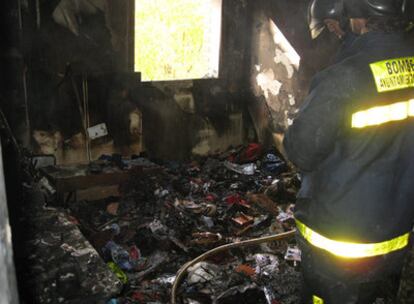 Un bombero inspecciona la vivienda siniestrada.