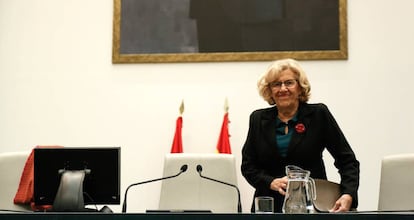 La alcaldesa de la capital, Manuela Carmena, en el pleno, el 30 de octubre de 2017.