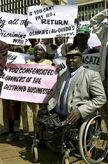 Las víctimas del atentado contra la embajada de EE UU en Nairobi en 1998, en el que murieron 219 personas, piden a Washington que les pague las indemnizaciones.