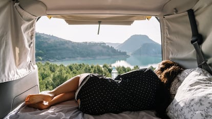 Transforma el asiento trasero o el maletero del coche en una confortable cama en tan solo unos minutos. GETTY IMAGES.