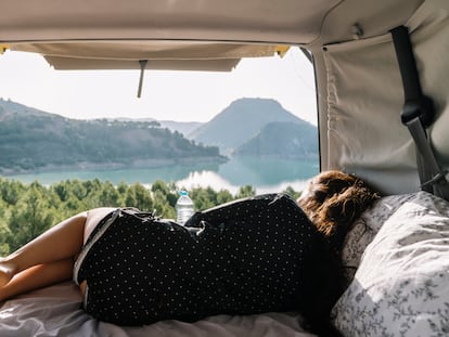 Transforma el asiento trasero o el maletero del coche en una confortable cama en tan solo unos minutos. GETTY IMAGES.