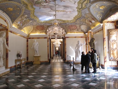 Un grupo de visitantes en el Palacio Real de La Granja de San Ildefonso, rodeado de jardines versallescos a los pies de la sierra de Guadarrama.  