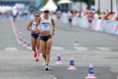 Spanish athlete María Pérez, in the foreground, in the marathon relay race in the French capital on Wednesday.