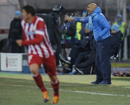 El entrenador del Zenit, Luciano Spalletti, da instrucciones en la banda.