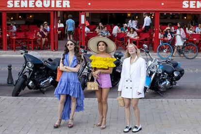 Lily Collins, Ashley Park y Camille Razat en el rodaje de la segunda temporada de 'Emily en París'.