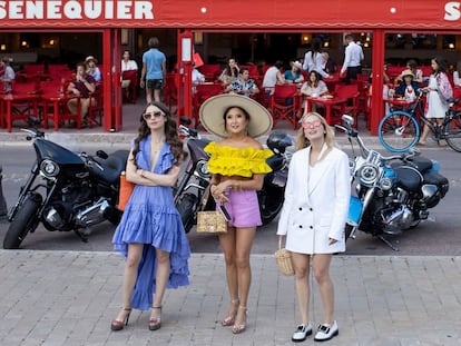 Lily Collins, Ashley Park y Camille Razat en el rodaje de la segunda temporada de 'Emily en París'.