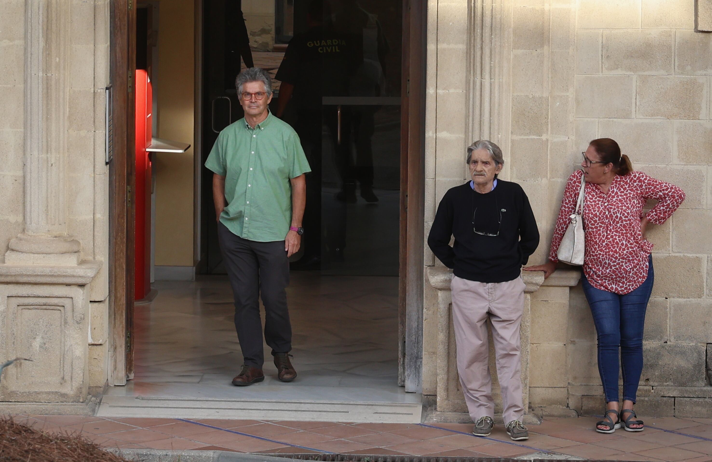 Clavero espera a la puerta de la sede de la Audiencia Provincial de Cádiz en Jerez, poco antes de comenzar el juicio que está previsto que termine este miércoles. 