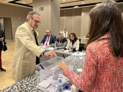 José María Alonso, decano en funciones, votando esta mañana en las elecciones del ICAM