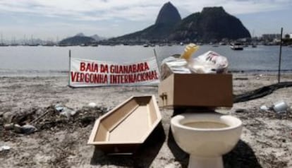 Protesta contra la contaminación en la Bahía de Guanabara.