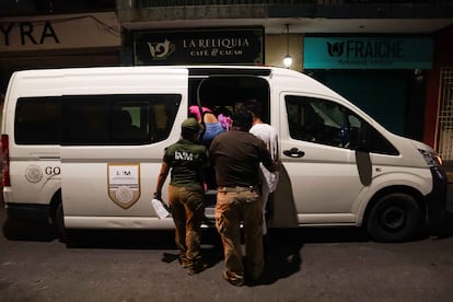 Agentes del Inami durante una redada en Tapachula (Estado de Chiapas), el 1 de diciembre.