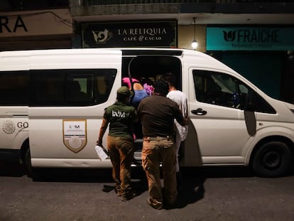 Agentes del Inami durante una redada en Tapachula (Estado de Chiapas), el 1 de diciembre.