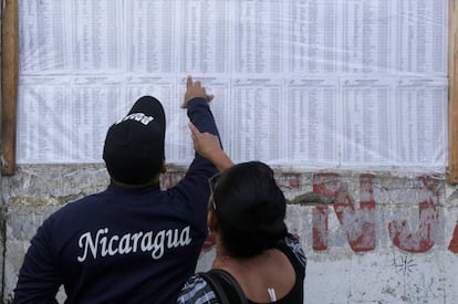 Una pareja revisa el registro electoral en Nicaragua.