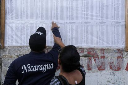 Una pareja revisa el registro electoral en Nicaragua.