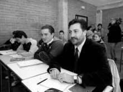 B 33209 - (9.3.2000) - Color - Elecciones 12 M - Joan Puigcercós (E:R:C:) en el I.E.S. Besós - Foto : Manolo S. Urbano -