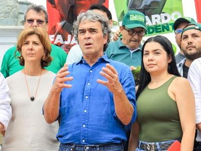 Sergio Fajardo junto a su pareja, la excanciller María Ángela Holguín, ambos en el centro, durante una visita a Cúcuta.