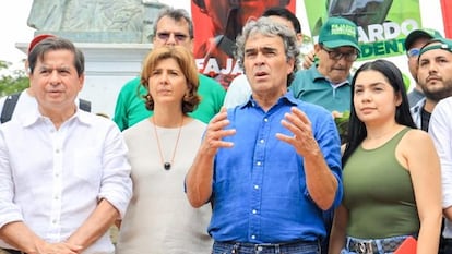 Sergio Fajardo junto a su pareja, la excanciller María Ángela Holguín, ambos en el centro, durante una visita a Cúcuta.