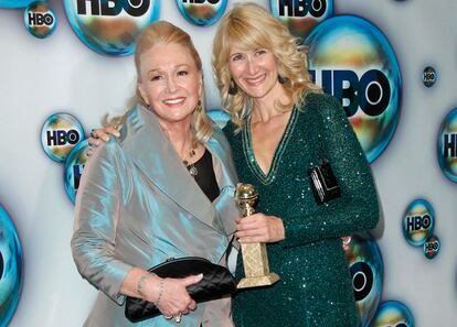 La actriz principal de la 'Iluminada', Laura Dern, recibió el premio en reconocimiento a su trabajo en la serie y posó con su madre, la también actriz Diane Ladd (izquierda).