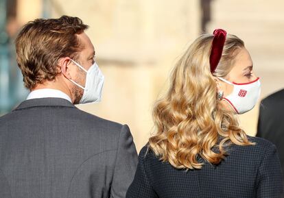 Pierre Casiraghi y Beatrice Borromeo, con mascarillas con el escudo oficial bordado.