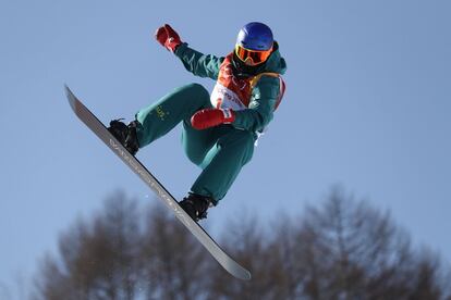 El australiano, Scotty James, calienta antes de competir en la clasificación de Halfpipe en el Phoenix Snow Park de Pyeongchang, el 13 de febrero de 2018.