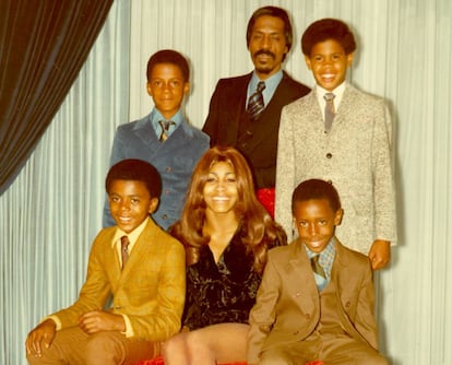 Fotografía tomada en 1972 con Tina y Ike Turner rodeados de sus hijos. Arriba a la derecha, Craig Turner, que se suicidó ayer.