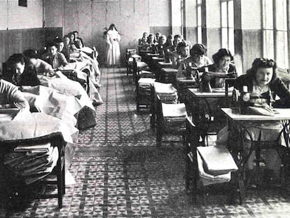 Un grupo de presas cose para reducir sus penas en la cárcel de mujeres de Barcelona en 1952.