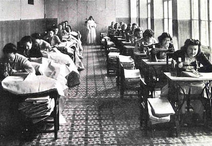 Un grupo de presas cose para reducir sus penas en la cárcel de mujeres de Barcelona en 1952.