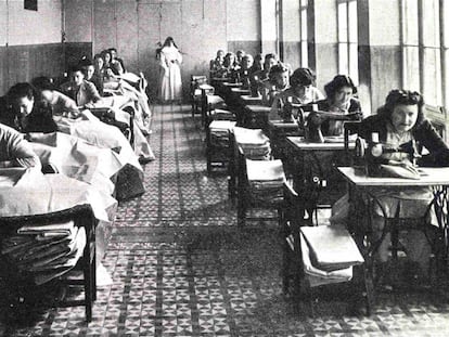 Un grupo de presas cose para reducir sus penas en la cárcel de mujeres de Barcelona en 1952.