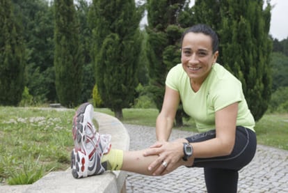 Rafaela Romero, muy aficionada al deporte y a ver fútbol, en un parque de San Sebastián, el pasado martes.