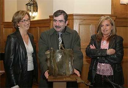 El escritor Antonio Muñoz Molina, con el premio Gregorio Ordóñez, entre la viuda del concejal asesinado (izquierda) y su hermana Consuelo.