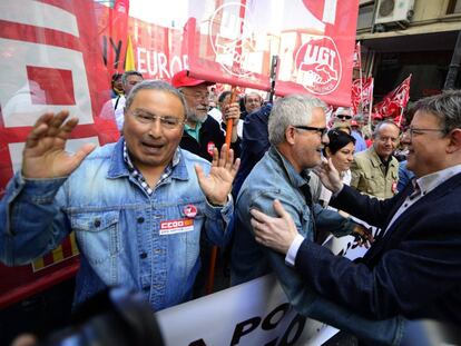 Los líderes sindicales Molina (CC OO-PV) y Pino (UGT-PV) con el presidente valenciano, Ximo Puig en la manifestación del Primero de Mayo.