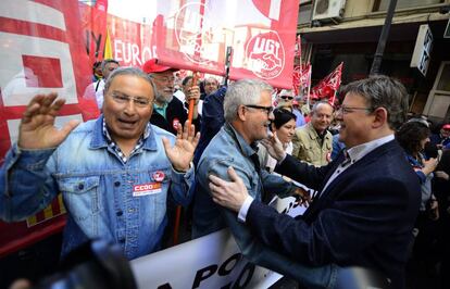 Los líderes sindicales Molina (CC OO-PV) y Pino (UGT-PV) con el presidente valenciano, Ximo Puig en la manifestación del Primero de Mayo.