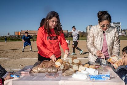 Dos mujeres preparan bocadillos para el final de un partido. También hay siempre gente que vende comida típica de Ecuador.