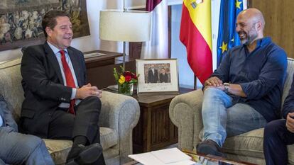 El presidente de Castilla-La Mancha, Emiliano García-Page durante la reunión con el secretario general regional de Podemos, José García Molina.