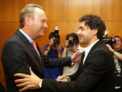 Alberto Fabra, a la izquierda, con el presidente de las Cortes Valencianas, Francesc Colomer, al que le ha comunicado el sentido del voto del PP.