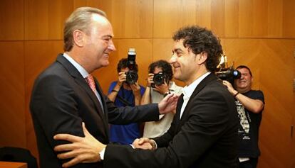 Alberto Fabra, a la izquierda, con el presidente de las Cortes Valencianas, Francesc Colomer, al que le ha comunicado el sentido del voto del PP.