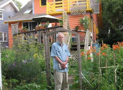 Sam Savage este verano en el patio de su casa de Madison (Wisconsin, Estados Unidos)