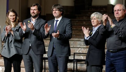 Puigdemont (centre) amb els quatre exconsellers a Brussel·les.