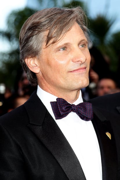 Viggo Mortensen, congelado en formol, nunca envejece. Nos encanta su pajarita.