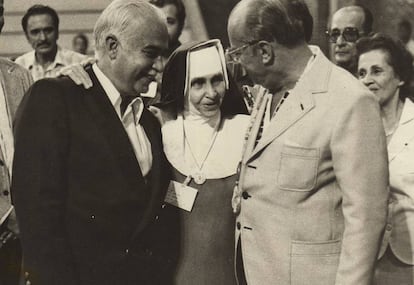 Dulce junto a Antônio Carlos Magalhães (izquierda) y el general João Figueiredo.