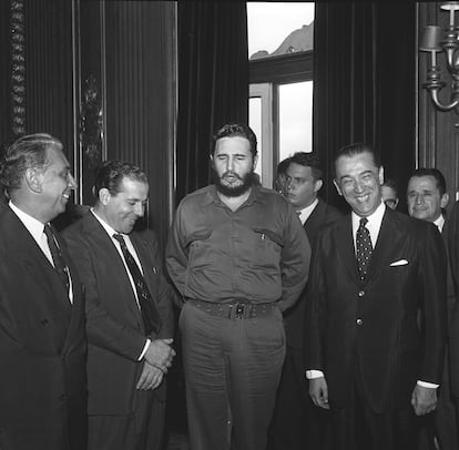 Nesta primeira visita como governante de Cuba ao Brasil, em maio de 1959, Castro se encontrou com o então presidente brasileiro Juscelino Kubitschek (à direita na foto) e com o então futuro presidente João Goulart (à esquerda) no Palácio Laranjeiras, então sede do Governo federal brasileiro.
