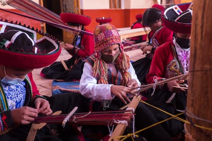 Niños aprendiendo a tejer en el Centro de Textiles Tradicionales del Cusco.  