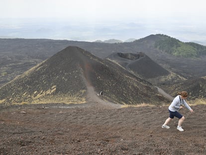 Turistas visitan el volcán Etna, en Catania (Sicilia), el pasado agosto.