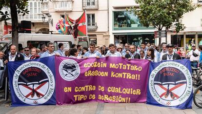 Las cuadrillas de blusas de las fiestas de Vitoria durante la lectura de un comunicado en contra de las agresiones sexuales.